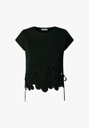 Zwarte blouse met korte mouwen en ronde hals, met grote bloemvormige uitsnijdingen langs de zoom en details met zijstrikjes.