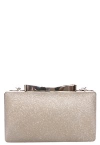 Pochette rectangulaire en tissu doré lumineux. Elle possède un fermoir en métal en forme de nœud et une texture lisse avec de subtils motifs en diagonale.