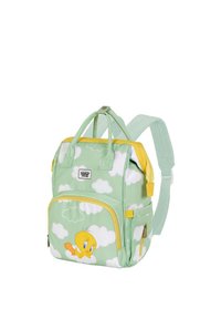 Mochila de tela verde con acentos amarillos, que presenta patrones de nubes y un pájaro de dibujos animados. Múltiples compartimentos con cremallera y correas ajustables.
