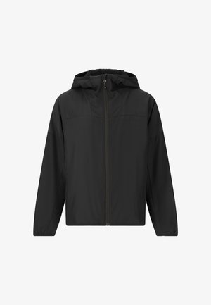 Musta kevyt takki etuvetoketjulla, säädettävällä hupulla ja sileällä pinnalla. Varustettu joustavilla hihoilla ja minimalistisella muotoilulla.