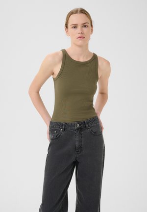 Olivgrön ribbad linne med rund halsringning, parat med högmidjade svarta jeans i denim som har framfickor och en avslappnad passform.
