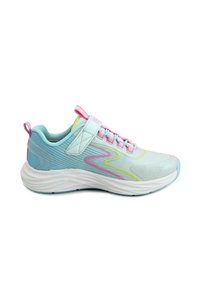 Scarpa sportiva di colore azzurro chiaro con tomaia testurizzata, dettagli rosa e suola bianca. Presenta un sistema di allacciatura sicuro e un collare imbottito.