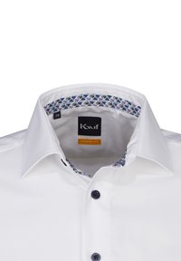 Camicia bianca con una vestibilità moderna, caratterizzata da un colletto interno a fantasia colorata e bottoni blu scuro. L'etichetta mostra la taglia 38.