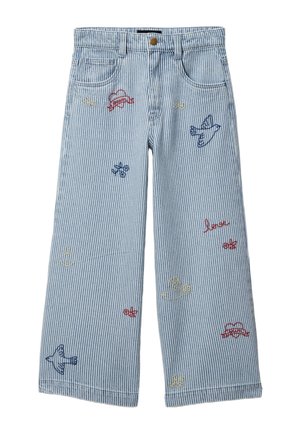 Pantalon rayé bleu et blanc avec des oiseaux brodés, des fleurs, des cœurs et le mot « lover » en fils rouge, jaune et bleu.