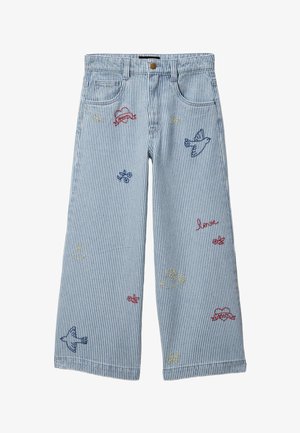 Pantalon rayé bleu et blanc avec des oiseaux brodés, des fleurs, des cœurs et le mot « lover » en fils rouge, jaune et bleu.