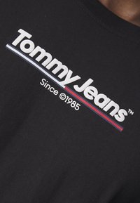 Tommy Jeans FLAG TEE UNISEX - Camiseta estampada - black