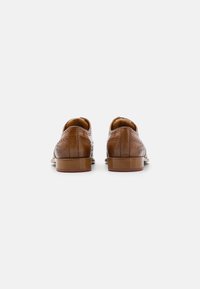Pantofi de dress din piele maro cu detalii brogue, având vârful rotund și un finisaj neted, tocul din lemn jos și talpa contrastantă.