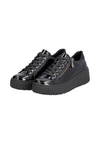 Baskets noires avec une finition en vernis brillant, des lacets texturés, une fermeture éclair sur le côté et une épaisse semelle en caoutchouc avec un motif strié.