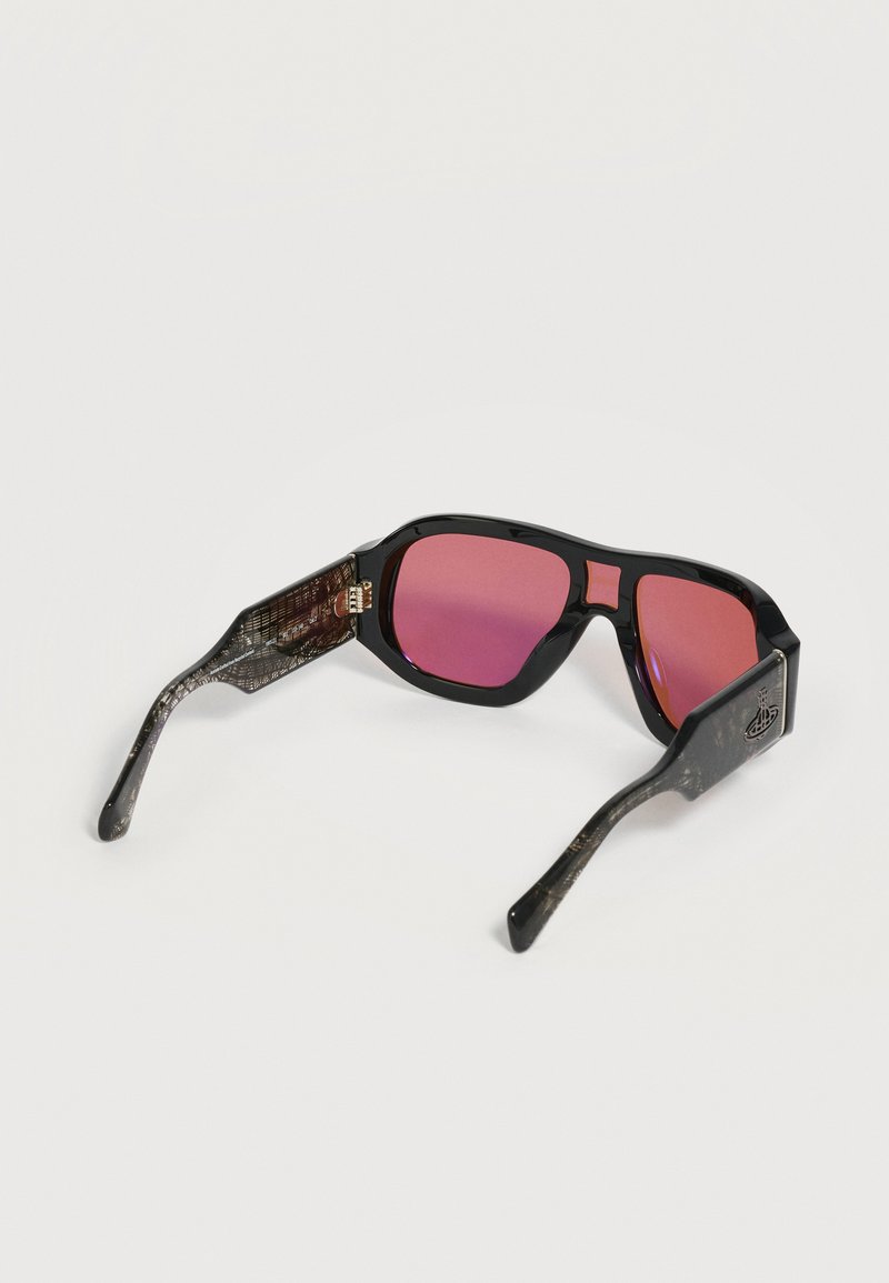 Occhiali da sole con montatura nera, lenti rettangolari rosa sfumate e aste grigie scure con motivo, su sfondo bianco.