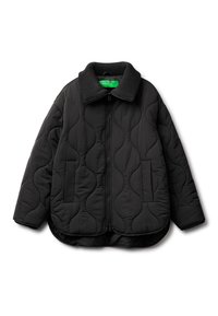 Černá prošívaná bunda s žebrovaným límcem, předním zipem a postranními kapsami. Obsahuje texturovaný vzor a volný, oversized střih.