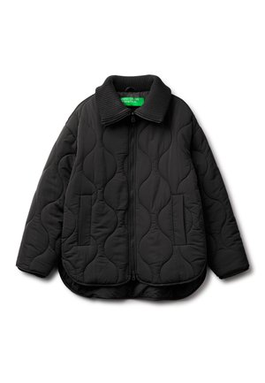 Czarna pikowana kurtka z prążkowanym kołnierzem, zamek błyskawiczny z przodu oraz bocznymi kieszeniami. Posiada fakturowany wzór i luźny, oversize'owy krój.