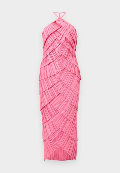 Rozā kleita ar bezpiedurkņu haltera kakla dizainu, ar slāņainu plīvētu tekstūru leņķiskā, kaskādā rakstā.