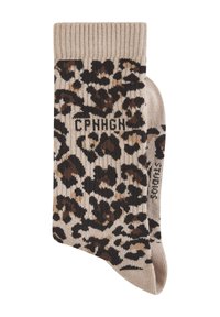 Beige Socke mit geripptem Bündchen, das einen dunkelbraunen und schwarzen Leopardenprint sowie den Text "CPH H&K" im Muster gewebt zeigt.