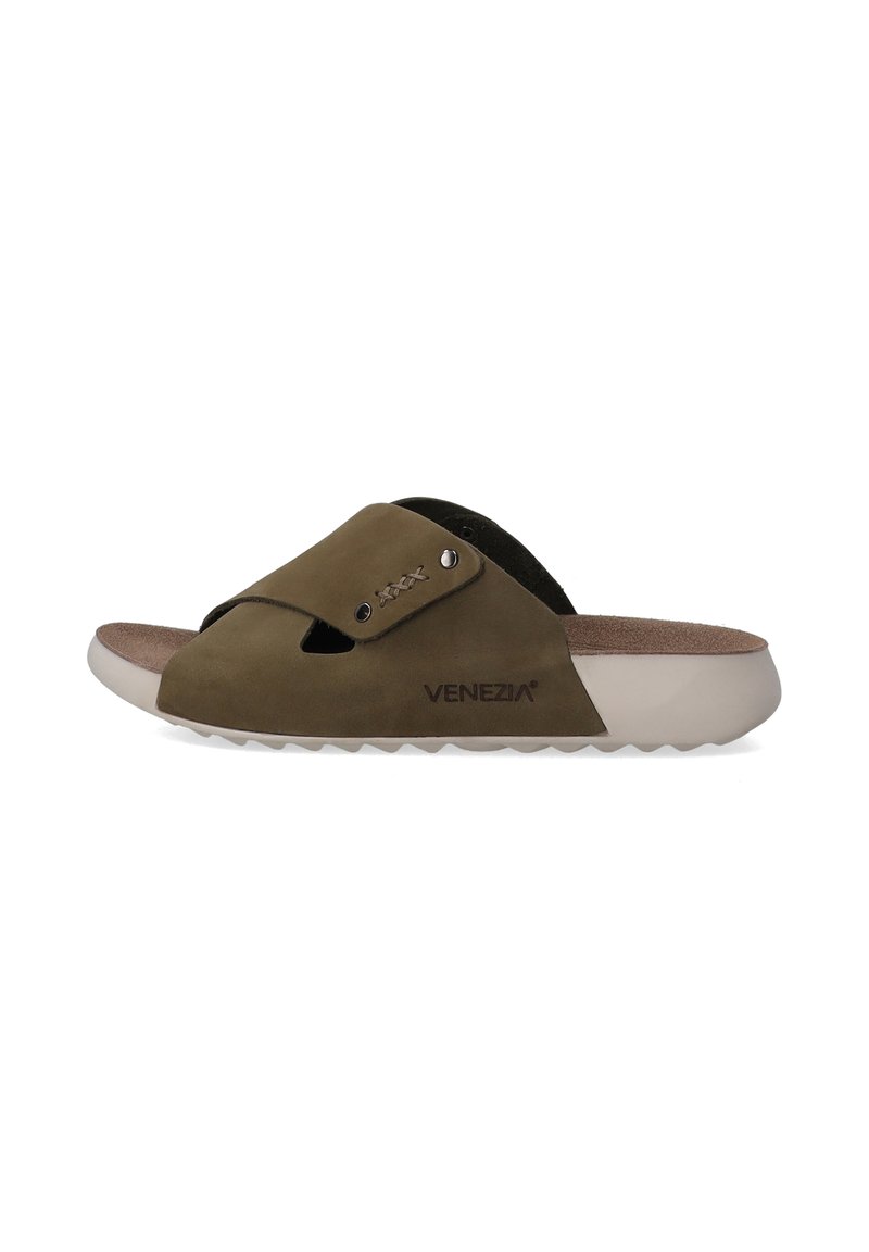 Olijfgroene slidesandalen met een zacht suède bovenwerk, voorzien van uitsnijdingen en twee zilveren hardware-accenten. Getextureerde witte zool.