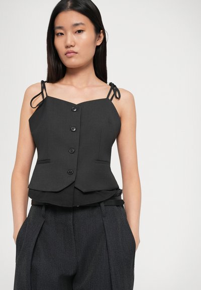 Čierny top bez rukávov s nastaviteľnými ramienkami, s predným zapínaním na gombíky, prispôsobeným strihom a jemným peplum detailom. Hladká textúra materiálu.