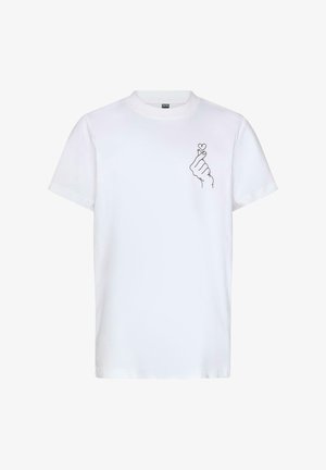 T-shirt en coton blanc avec un contour noir d'une main faisant un geste de cœur sur le côté supérieur gauche. Manches courtes et col rond.