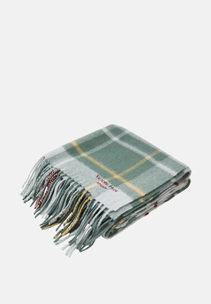 Groene geruite deken van zacht materiaal met franjes langs de randen. Heeft gele en rode accenten met logo aan één kant.