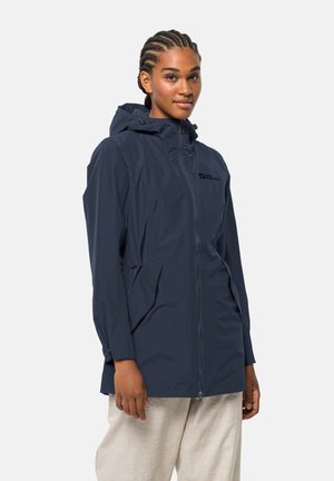 Marineblauer wasserdichter Mantel mit Kapuze, durchgehendem Reißverschluss, elastischen Bündchen und zwei Fronttaschen. Mit einem Logo auf der Brust. Leicht und atmungsaktiv.