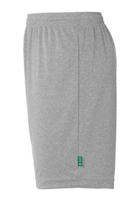 Graue Sportshorts aus weichem Material mit elastischem Bund, geradem Schnitt und einem kleinen grünen Etikett an der Seite.