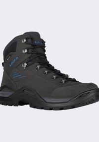 Czarne buty trekkingowe z cholewką skórzaną i tekstylną, metalowymi elementami, sznurowanym fasonem oraz wytrzymałą gumową podeszwą zapewniającą przyczepność.