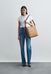 MCM AREN HOBO - Handtas - cognac