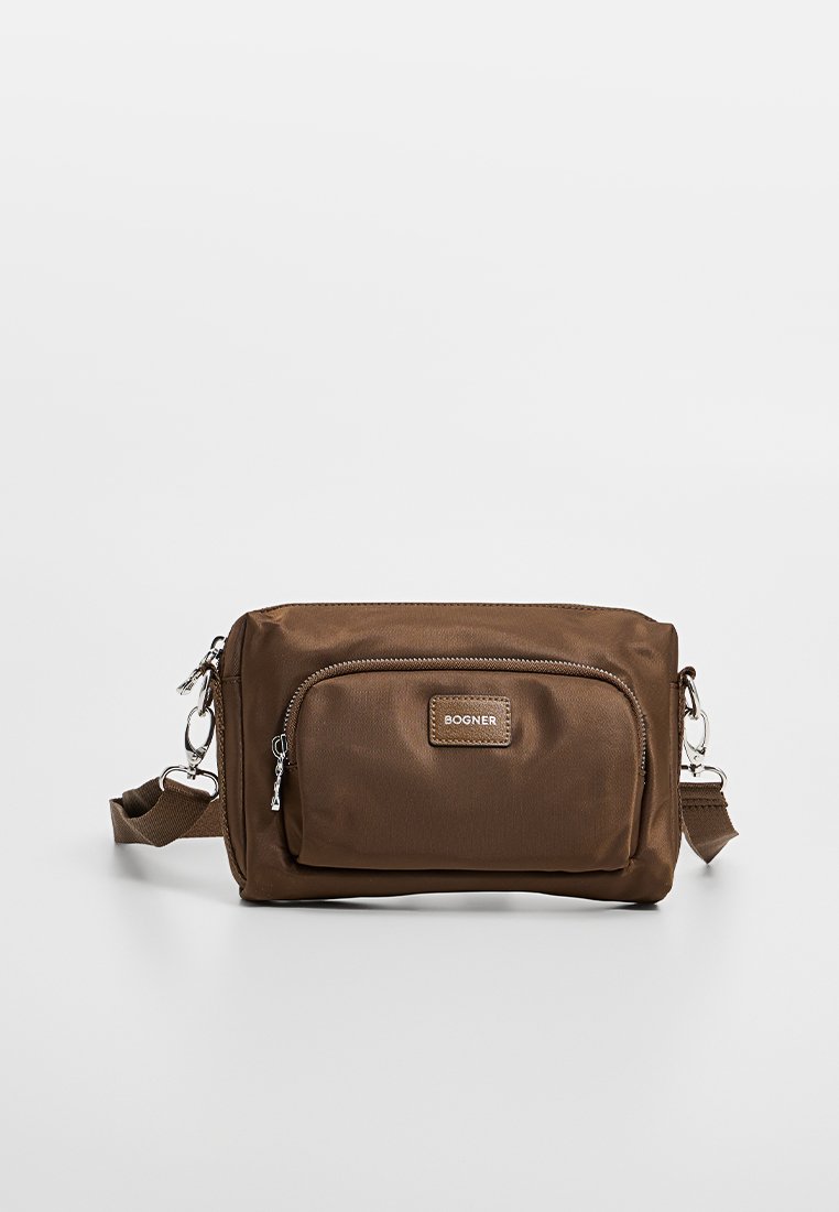 Borsa a tracolla in nylon marrone con tasca frontale con zip, tracolla regolabile e patch con logo. Presenta una texture liscia e hardware in tonalità argento.