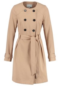 Trench coat beige de doble botonadura con botones negros, cintura con cinturón y mangas con puños. Presenta un cuello redondeado y una textura suave.