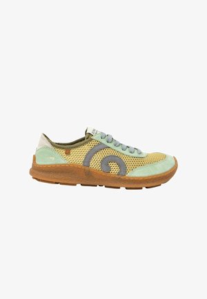 Zapatilla deportiva de malla verde claro y beige con suela de goma marrón, diseño en espiral gris en el lateral y cordones grises.