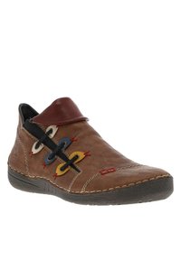 Botín de cuero marrón hasta el tobillo con punta redondeada, presenta cordones coloridos en rojo, azul y amarillo, y un detalle decorativo de costura a lo largo de la suela.