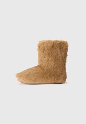 Brune faux fur ankelstøvle, blød tekstur, rund tå, kort skaft og et enkelt design uden synligt hardware eller mønstre.