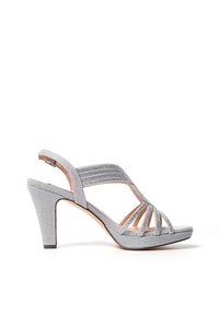 Sandali con tacco alto argentati caratterizzati da una tomaia in tessuto con cinturini incrociati, punta aperta e un tacco elegante e testurizzato.