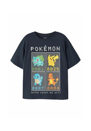 T-shirt bleu foncé avec des images cartoon de Bulbizarre, Pikachu, Carapuce et Salamèche et le texte "Pokémon" et "Gotta catch 'em all!"