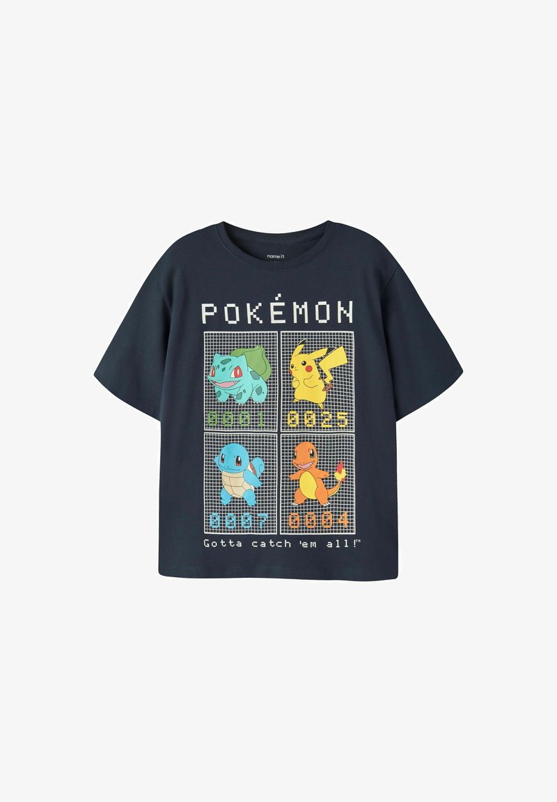 Μπλε σκούρο T-shirt με καρτούν εικόνες των Bulbasaur, Pikachu, Squirtle και Charmander και το κείμενο "Pokémon" και "Gotta catch 'em all!"