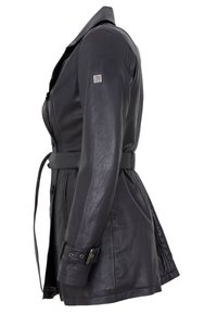 Schwarze Lederjacke mit taillierter Silhouette, tailliertem Bund und langen Ärmeln. Hat eine glatte Textur und ein kleines Logo am Ärmel.