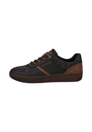 Schwarzer und brauner Low-Top-Sneaker mit Schnürdesign, perforiertem seitlichem Einsatz und brauner Sohle, mit "bugatti" an der Seite gebrandet.