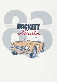 Kék részletekkel és szürke "HACKETT London" felirattal valamint egy nagy "83" számmal rendelkező, fehér háttérrel készült tan színű kabriós autó illusztráció.
