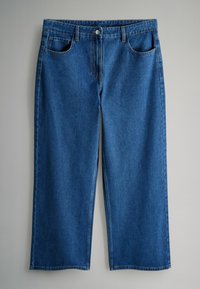 Zila džinsa auduma platā kāju bikses ar jostu, priekšējām kabatām un taisnu griezumu. Iekļauta dūriena apmēram pie šuvēm un klasiskā dizaina elements.