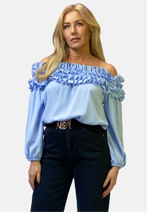 Himmelblaue schulterfreie Bluse mit Rüschendetail am Ausschnitt, langen Ärmeln und glatter Textur, kombiniert mit dunkelblauen Jeans und einem schwarzen Gürtel.