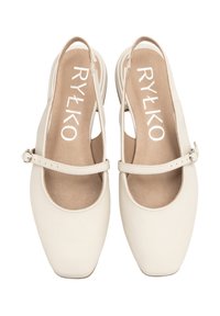 Krämfärgade slingback-skor med fyrkantig tå, tunn ankelrem och utskärningar på sidorna, med en slät läderstruktur och en minimalistisk design.
