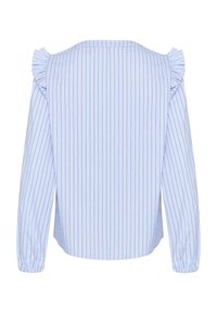 Blusa a righe azzurro chiaro con dettagli a volant off-shoulder, maniche lunghe e polsini elasticizzati; righe verticali marroni.