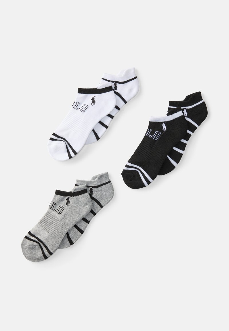 Três pares de meias até o tornozelo em branco, preto e cinza. Cada par apresenta riscas contrastantes e um destaque de logótipo perto da bainha.