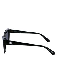 Ochelari de soare negri cu un cadru rectangular, finisaj lucios, lentile închise la culoare și un logo alb "CK" pe braț. Design elegant cu temple curbate.