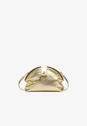 Gouden metalen handtas in halvemaanvorm met een afneembare schouderriem en een klep met een decoratief logo-embleem.