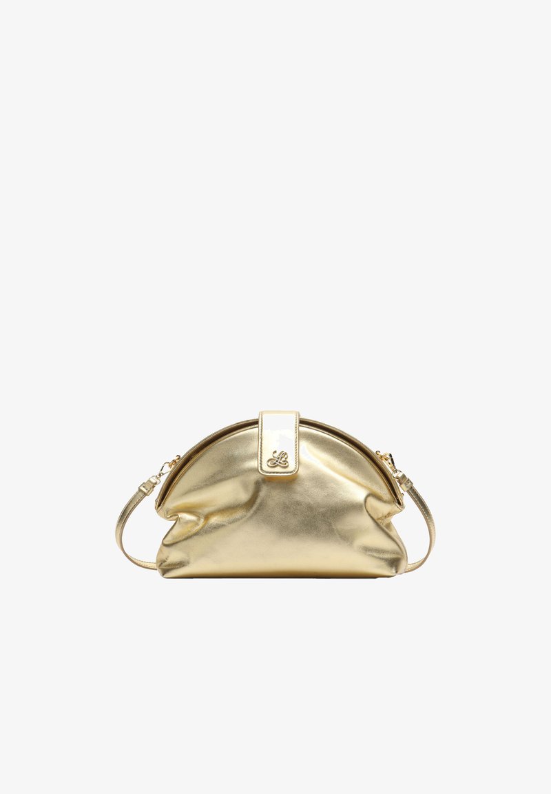 Guldmetalisk håndtaske i halvmåneform med en aftagelig rem og en klaplukning med et dekorativt logoemblem.