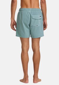 Heren zwemshorts in een zachte teal kleur, met een elastische tailleband, een achterzak met klep en een soepele stofstructuur.