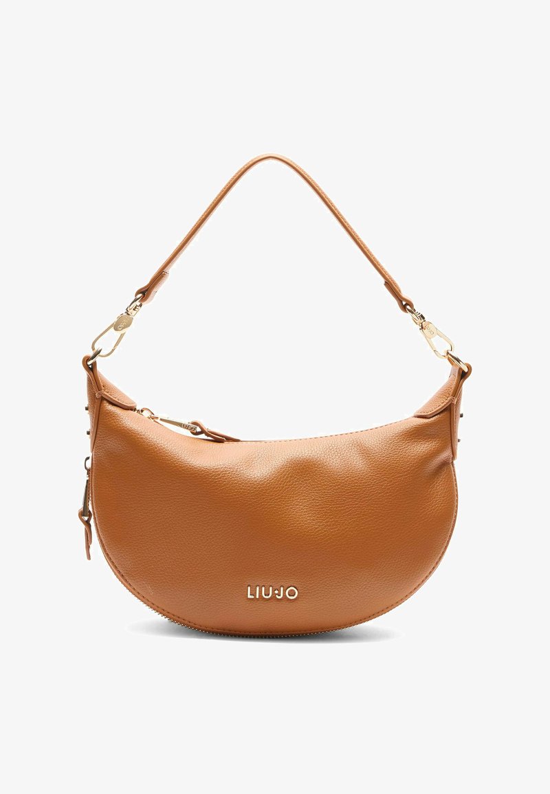 Bolso de cuero marrón con forma curva, que cuenta con un asa corta y herrajes en tono dorado. Logo adornado en la parte frontal.
