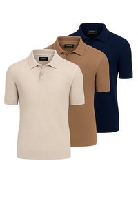 Tre kortärmade polo tröjor i beige, kamel och marinblå. De har ett texturerat stickat tyg med ribbad krage och mudd.