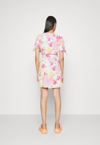 Blumendruckkleid in Pastellfarben mit kurzen Ärmeln und einem taillierten Bund, das ein kräftiges Design aus pinken und gelben Blumen zeigt.