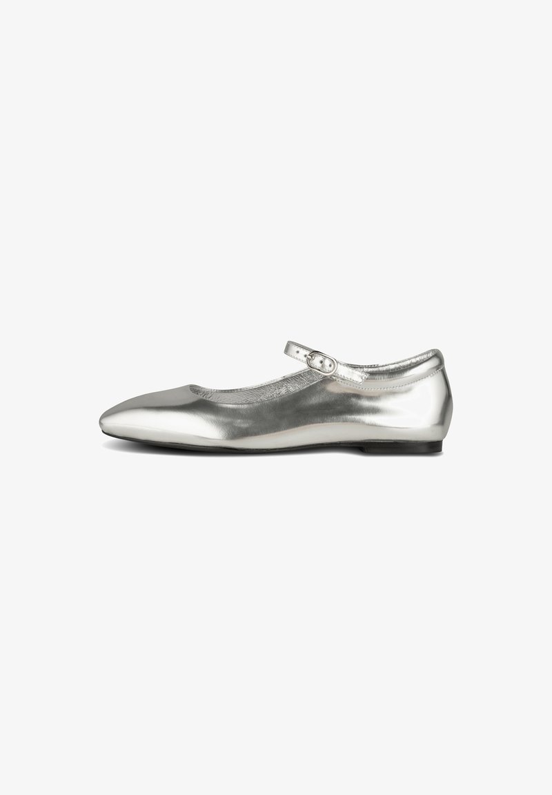 Chaussure plate Mary Jane métallique argentée avec bout pointu et bride de cheville ajustable, vue de profil sur fond blanc.