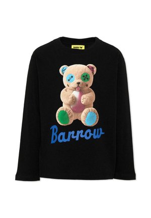 Czarna koszula z długim rękawem z pluszowym misiem z kolorowymi oczami z guzików i łapkami oraz słowem "Barrow" w niebieskim tekście poniżej.